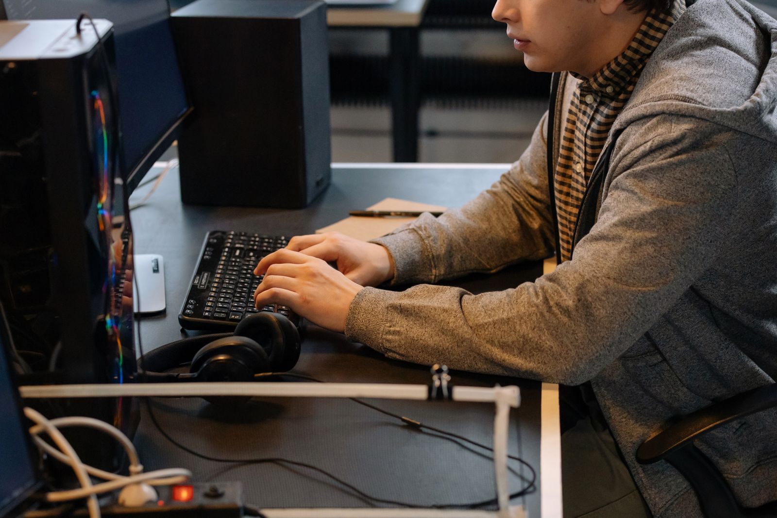 Person typing at a computer, the way cruisers trade tips on cruise forums