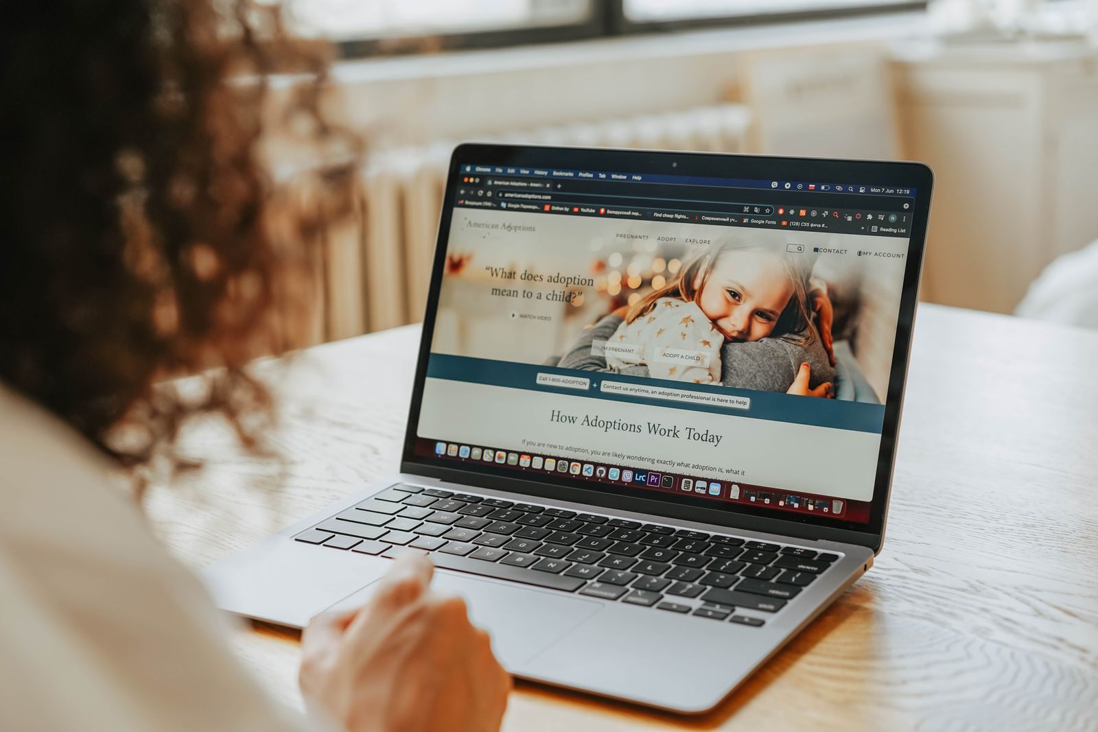 Traveler browsing the best cruise websites on a laptop